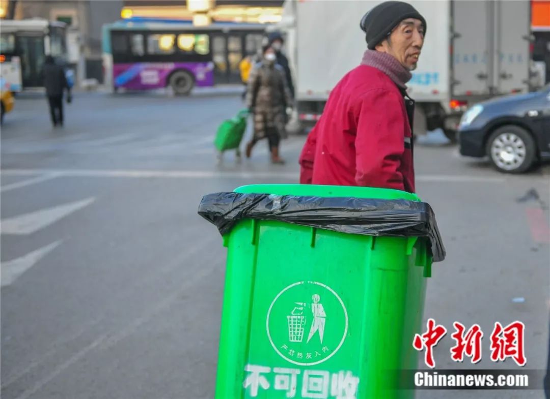 保潔員大(dà)爺30年資助40餘貧困學子